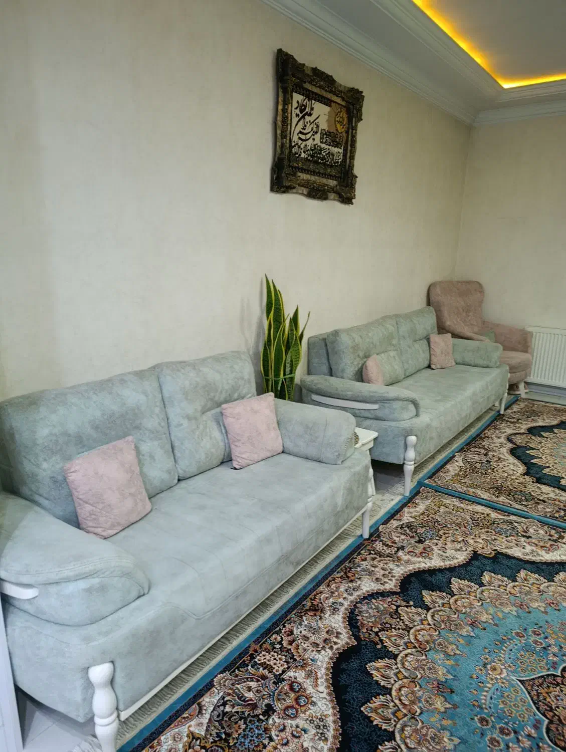 مبل راحتی هفت نفره سالم همراه جلو مبلی و میز عسلی|مبلمان خانگی و میز عسلی|بهارستان, |دیوار