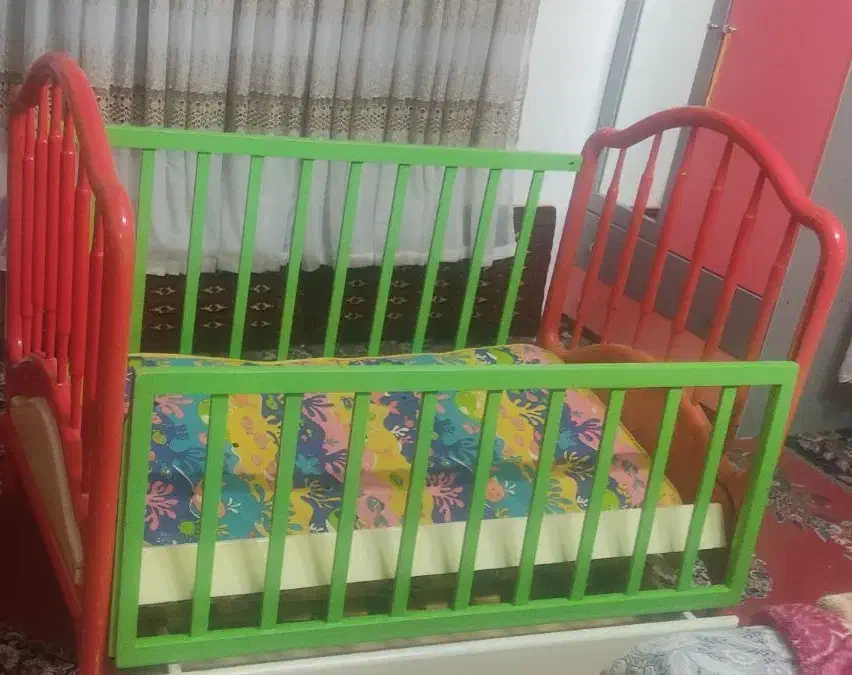 تحت کودک سه چرخه و وسایل کودک|تخت و صندلی بچه|بجنورد, |دیوار