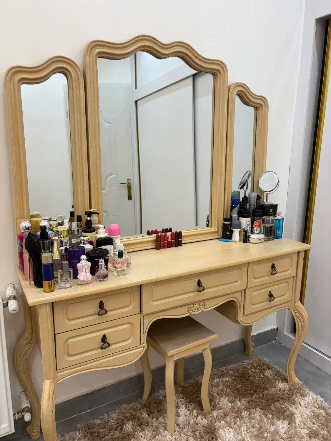 تخت خواب و‌میز آرایش|تخت و سرویس خواب|فومن, |دیوار