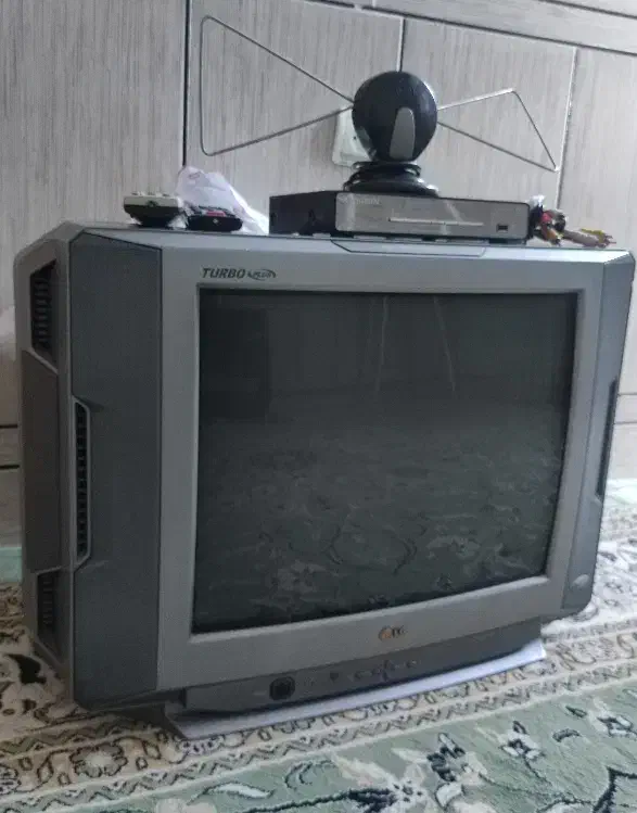 تلویزیون 21 اینچ قدیمی با دیجیتال|تلویزیون و پروژکتور|خرمآباد, |دیوار