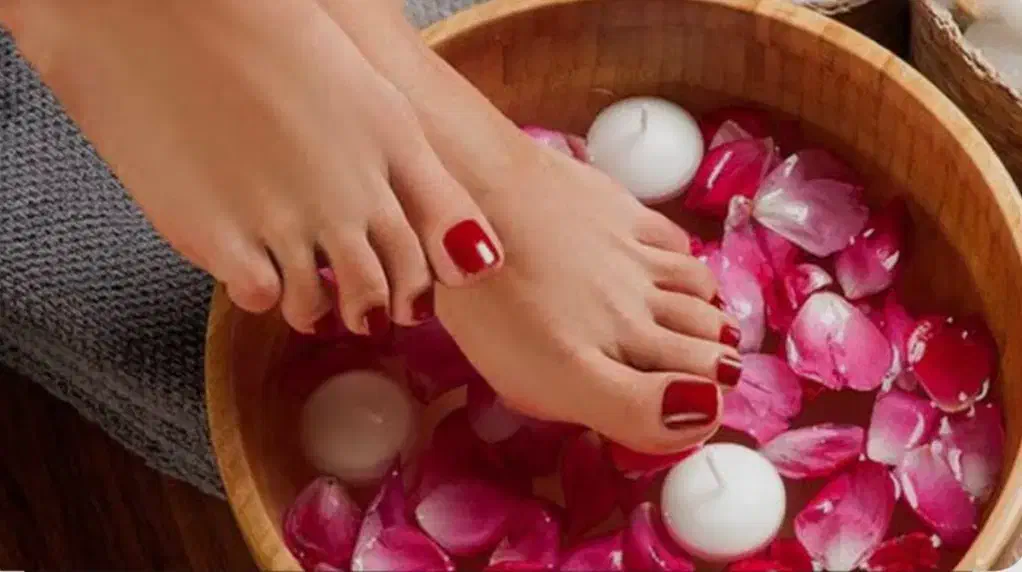 پدیکور کفسابی پا وپارافین ترابی|خدمات آرایشگری و زیبایی|کنگاور, |دیوار