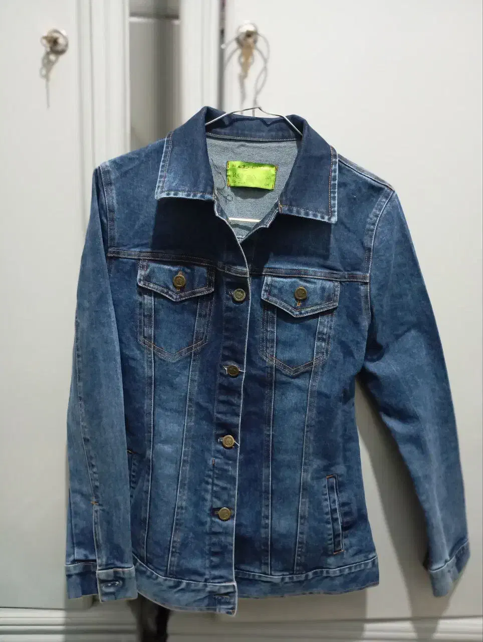 کت جین|لباس|قم, سید معصوم|دیوار