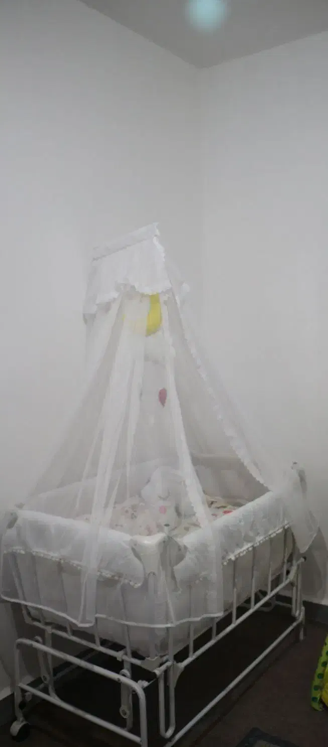 تخت گهواره ای کنار تخت مادر|تخت و صندلی بچه|اهواز, اهواز|دیوار