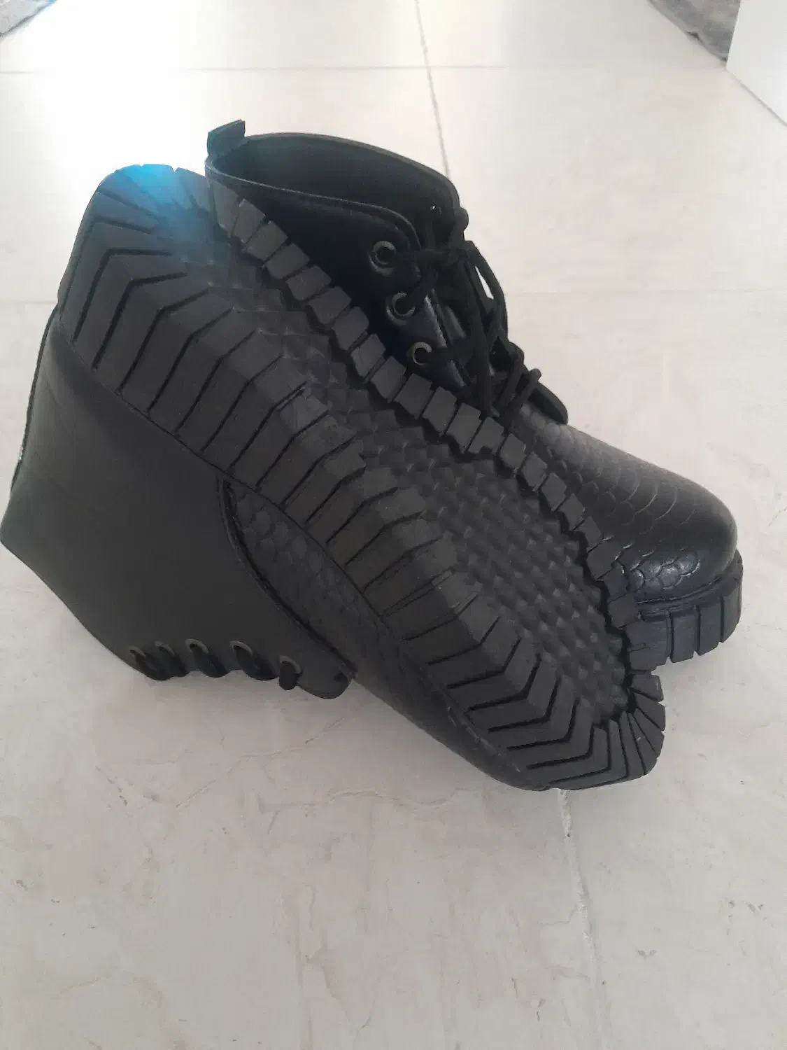 نیم بوت|کیف، کفش، کمربند|اسلام‌شهر, باغ فیض|دیوار