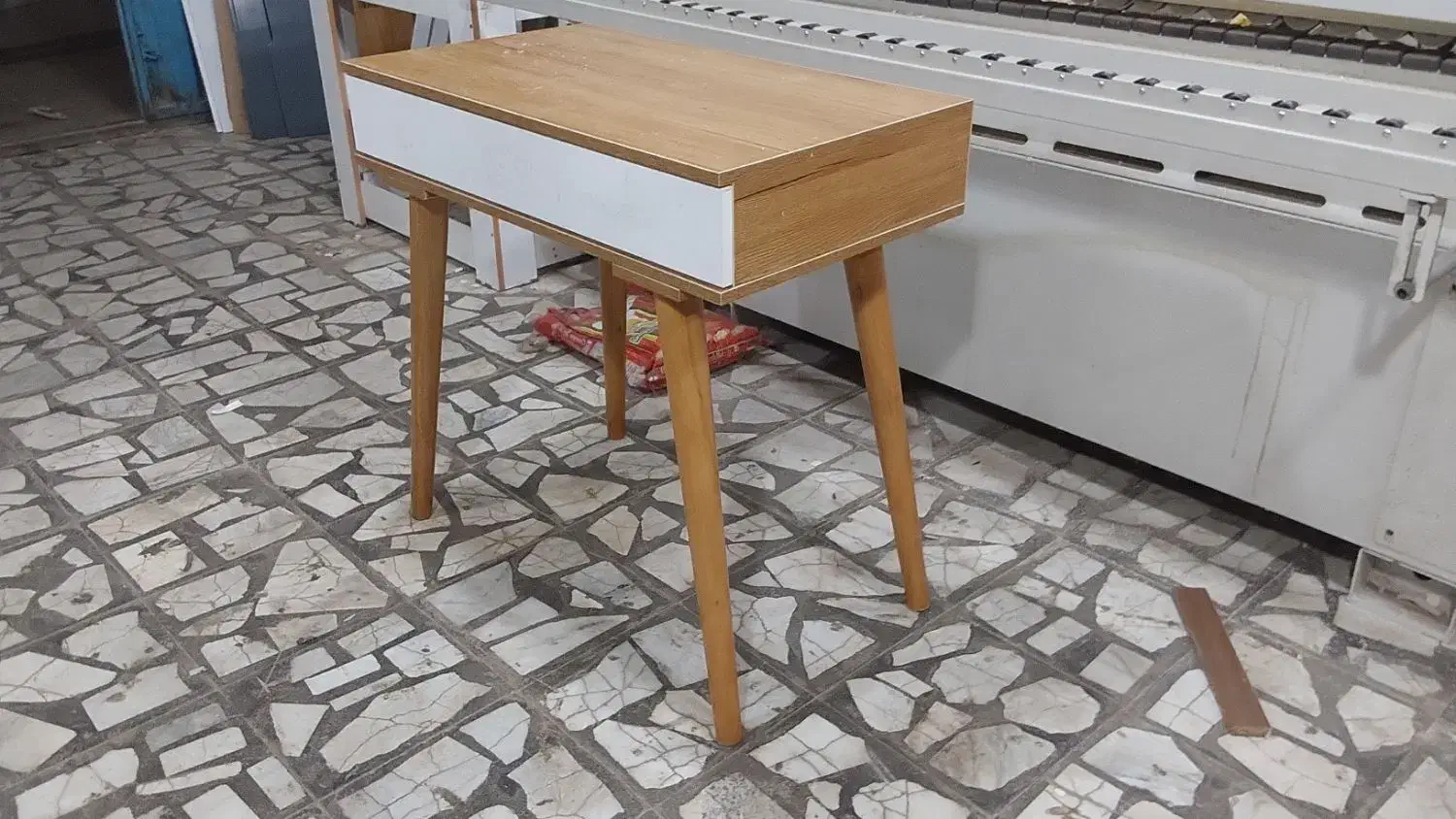 میز و جاکفشی و تخت|تخت و سرویس خواب|اصفهان, محله اسلامی|دیوار