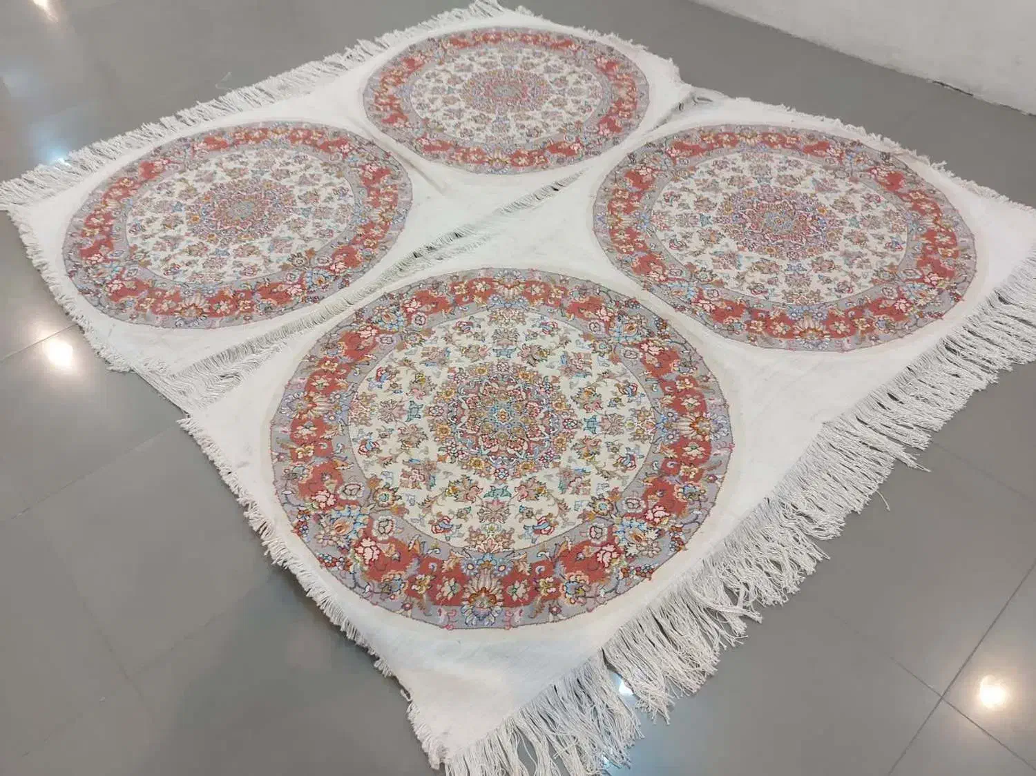 فرش دستبافت تک دایره 1 * 1طرح تبریز|فرش|مشهد, امام رضا (ع)|دیوار