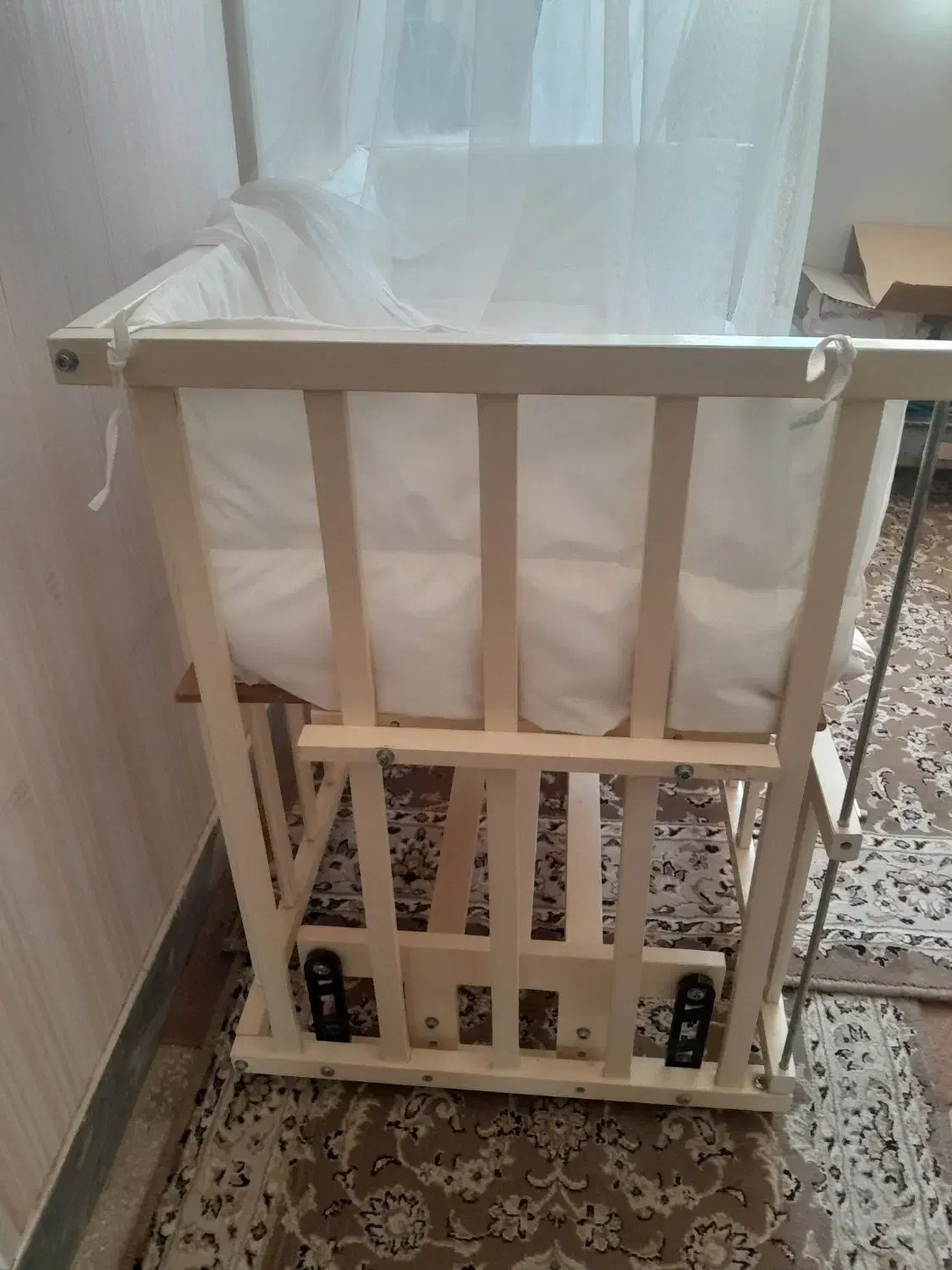 گهواره کنار تخت مادر|تخت و صندلی بچه|کاشان, پشت شهربانی|دیوار