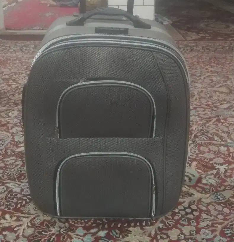 یک عدد چمدان مسافرتی در حد نو|کیف، کفش، کمربند|کرمان, |دیوار