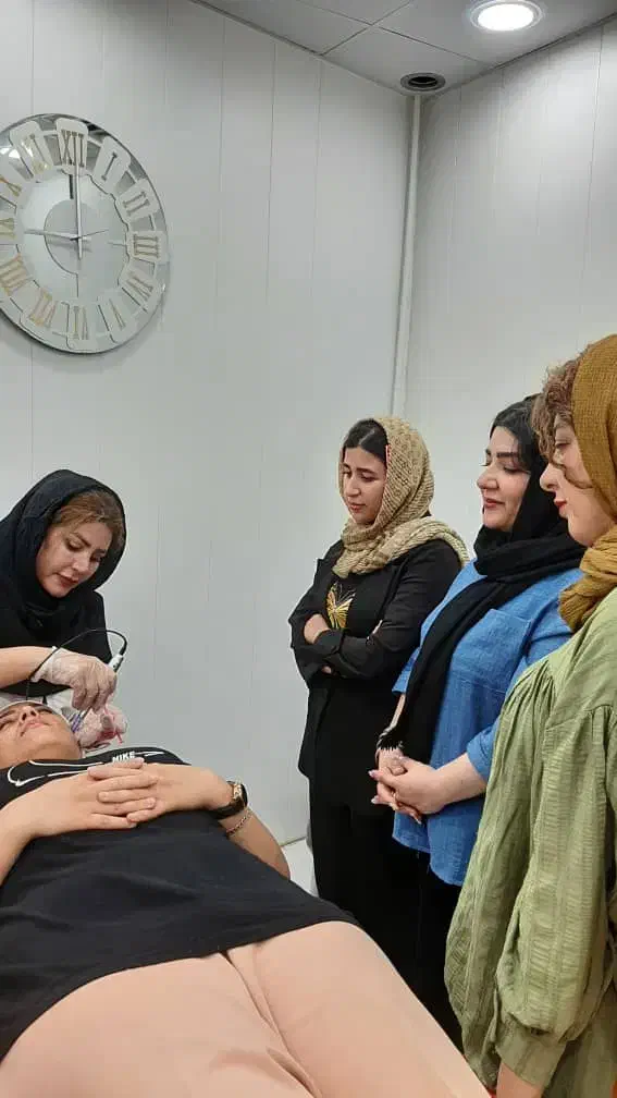 کلینیک تخصصی پوست و مو (خدمات حرفه‌ای و آموزش)|خدمات آموزشی|خرم‌آباد, |دیوار