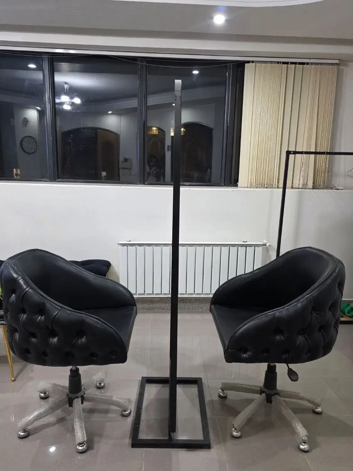 صندلی کوتاهی چستر و سرشور و اینه قدی دو طرفه فلزی|آرایشگاه و سالنهای زیبایی|اصفهان, شیخ اشراق|دیوار