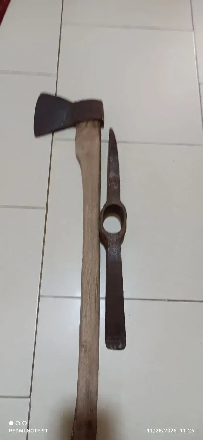 تبر و کلنگ قدیمی و بسیار قوی و تبر|کلکسیون اشیاء عتیقه|بندر انزلی, طالب آباد|دیوار