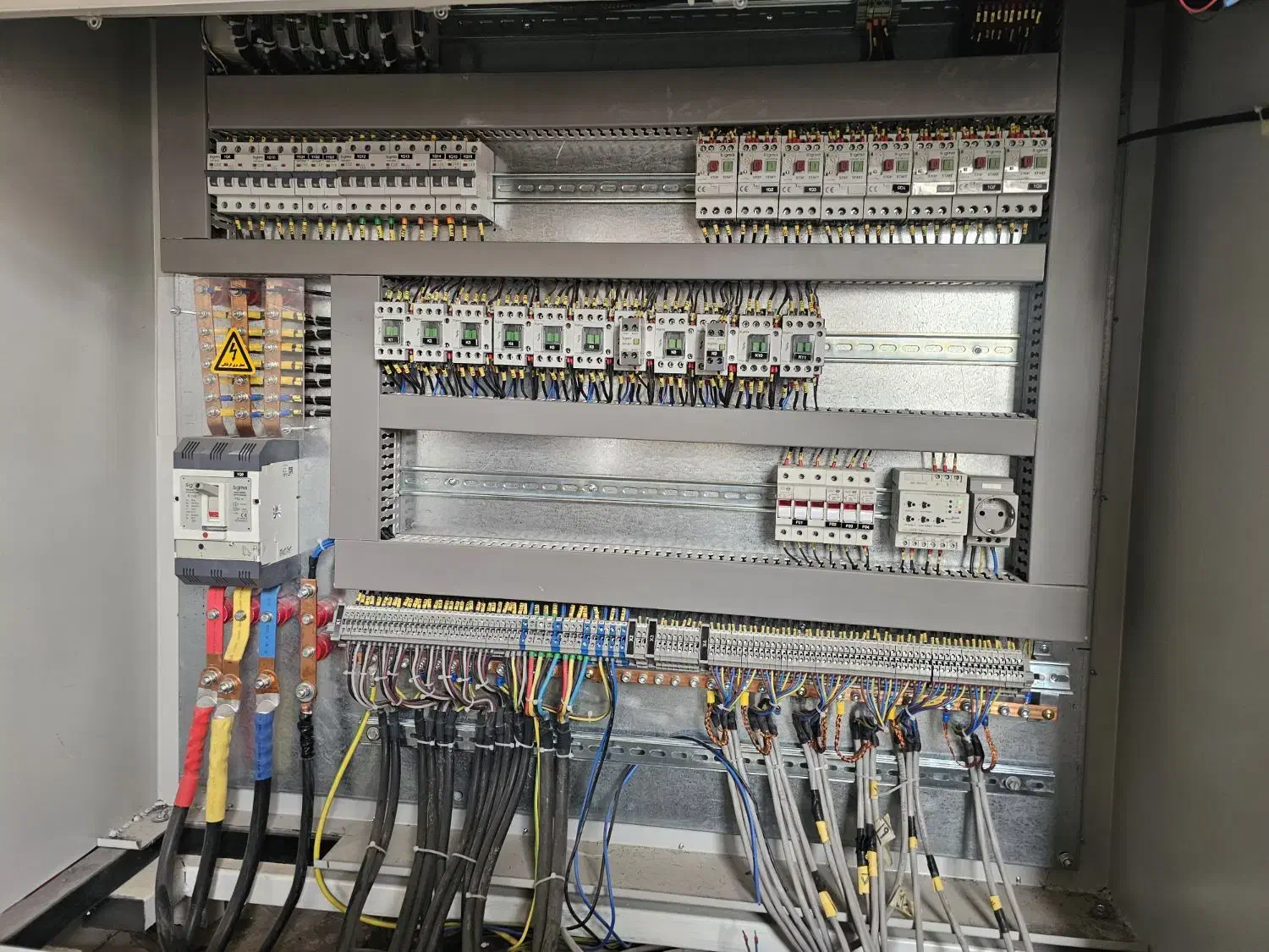 استخدام همکار برقی|استخدام صنعتی، فنی، مهندسی|یزد, |دیوار