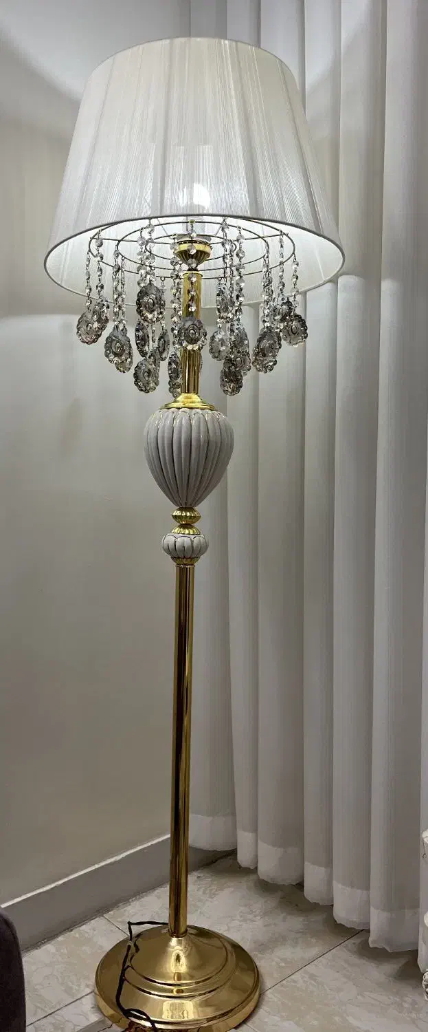 آباژوز|چراغ خواب و آباژور|ری, شهادت|دیوار