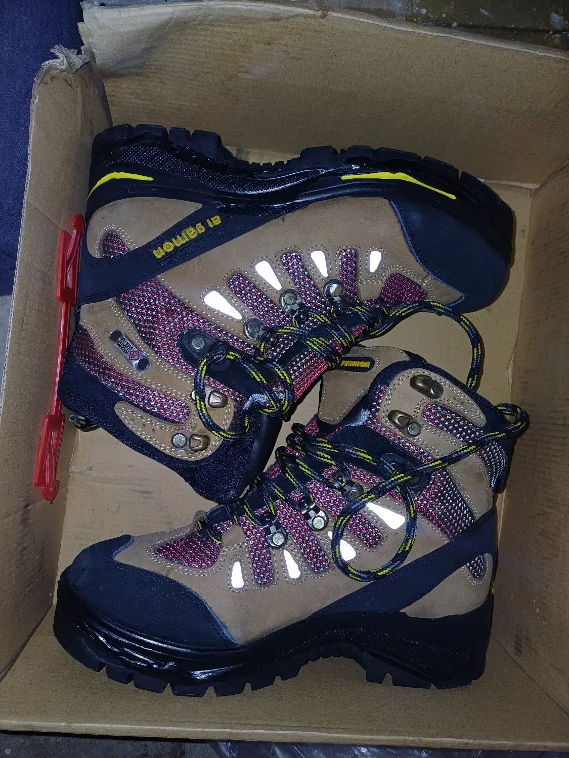 کفش کوهنوردی و طبیعت گردی کاملا نو|کیف، کفش، کمربند|رفسنجان, |دیوار