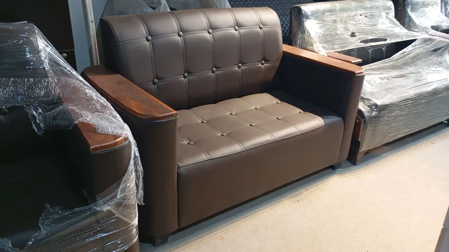 نیم ست چستر قهوهای مات و مشکی موجود شد|مبلمان اداری|دزفول, |دیوار