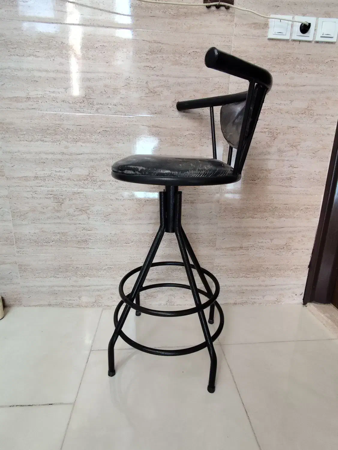 صندلی چرخی در حد نو سالم|صندلی و نیمکت|لنجان, |دیوار