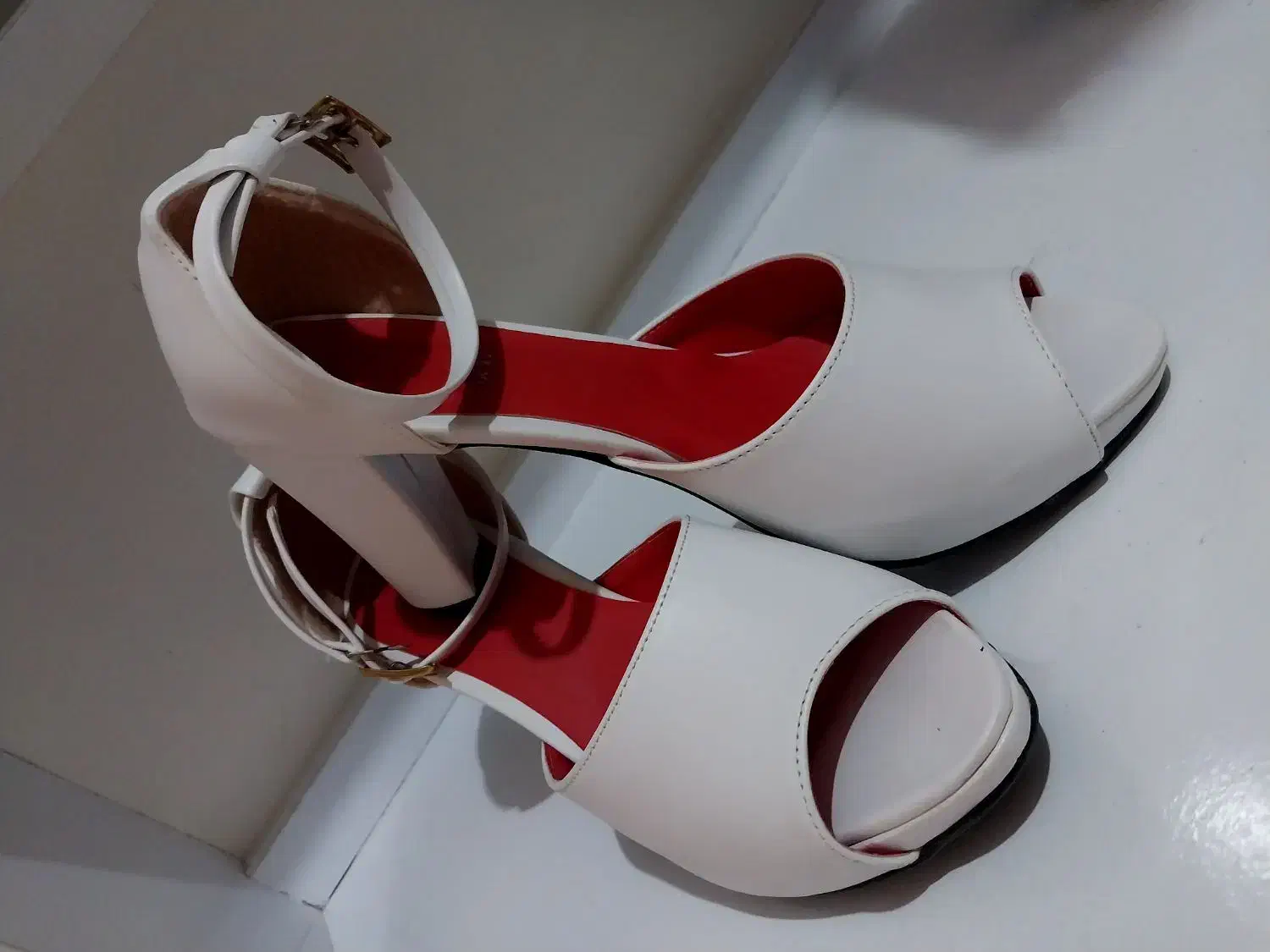 کفش مجلسی|کیف، کفش، کمربند|فومن, |دیوار