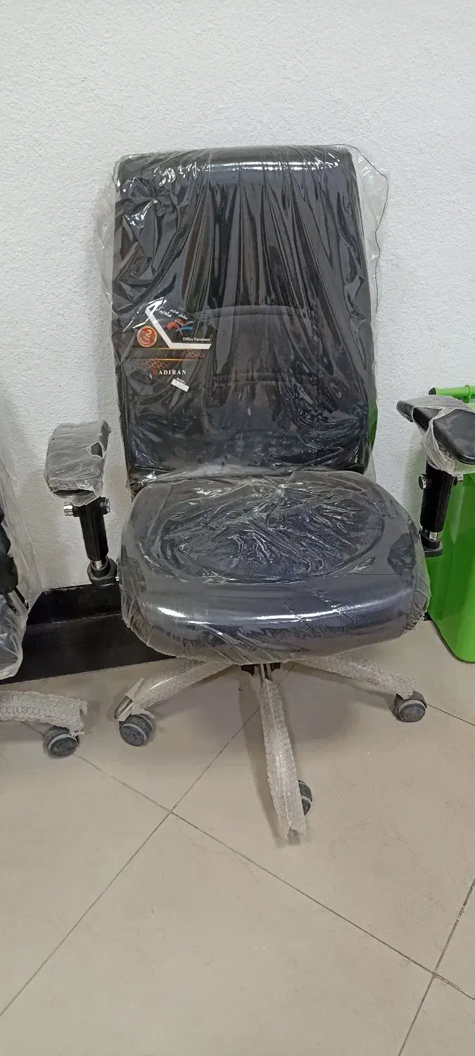 فروشی در حد نو ،(قیمت هر چهار عدد صندلی)|آرایشگاه و سالنهای زیبایی|بندرلنگه, |دیوار