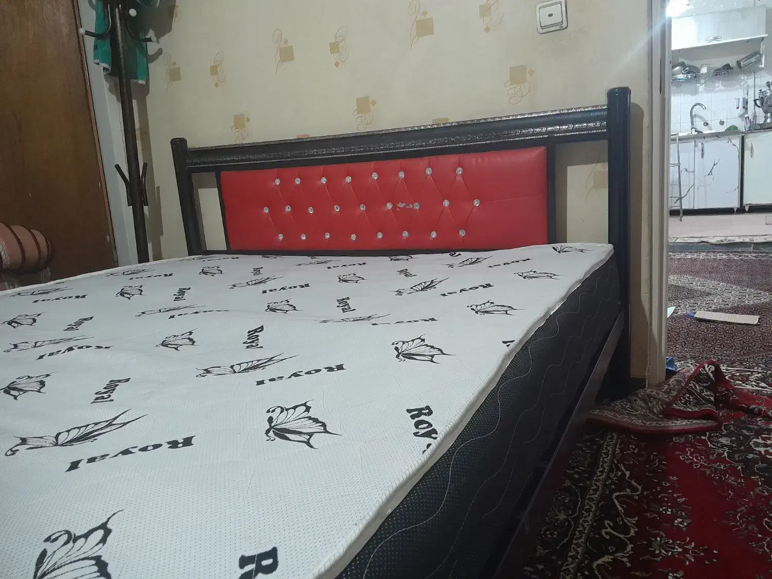 تخت فلزی دونفره همراه با تشک فنری در حد نو|تخت و سرویس خواب|همدان, |دیوار