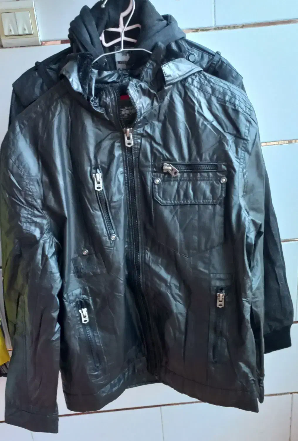 کاپشن|لباس|آباده, |دیوار