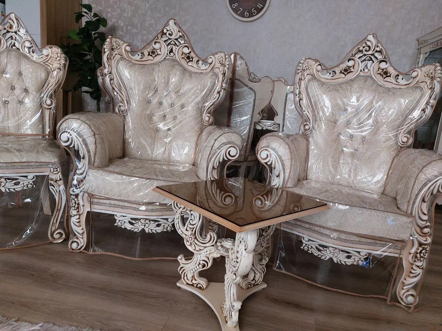 مبل کلاسیک ۹ نفره کاملا سالم در حد نو|مبلمان خانگی و میز عسلی|آباده, |دیوار