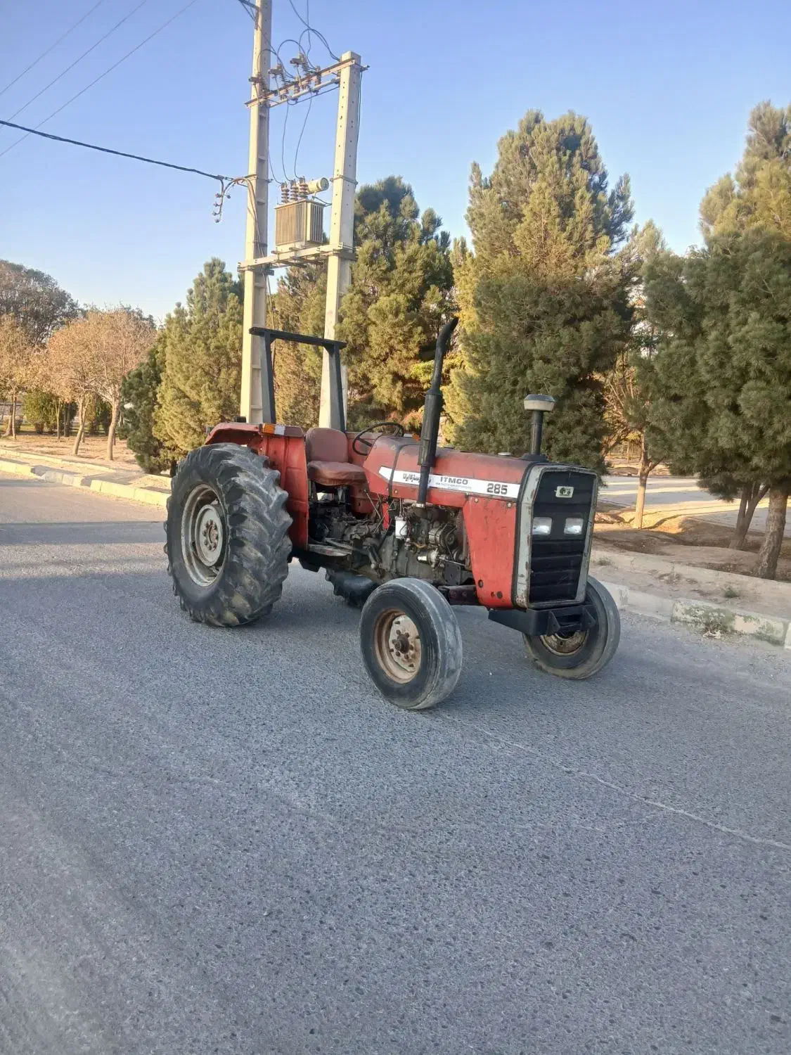 تراکتور عروسک|خودرو سنگین|رباط‌کریم, رباط‌کریم|دیوار