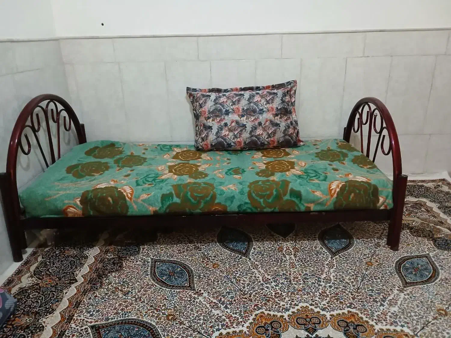 تخت یک نفره سالم سالم|تخت و سرویس خواب|قم, نیروگاه|دیوار