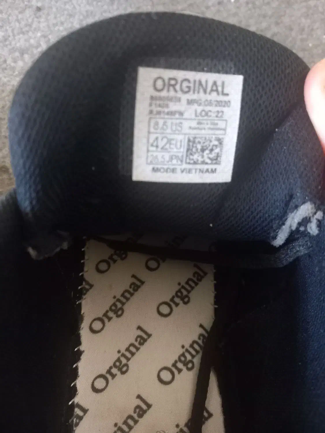 کتانی دور دوخت کاملا سالم|کیف، کفش، کمربند|خوی, |دیوار