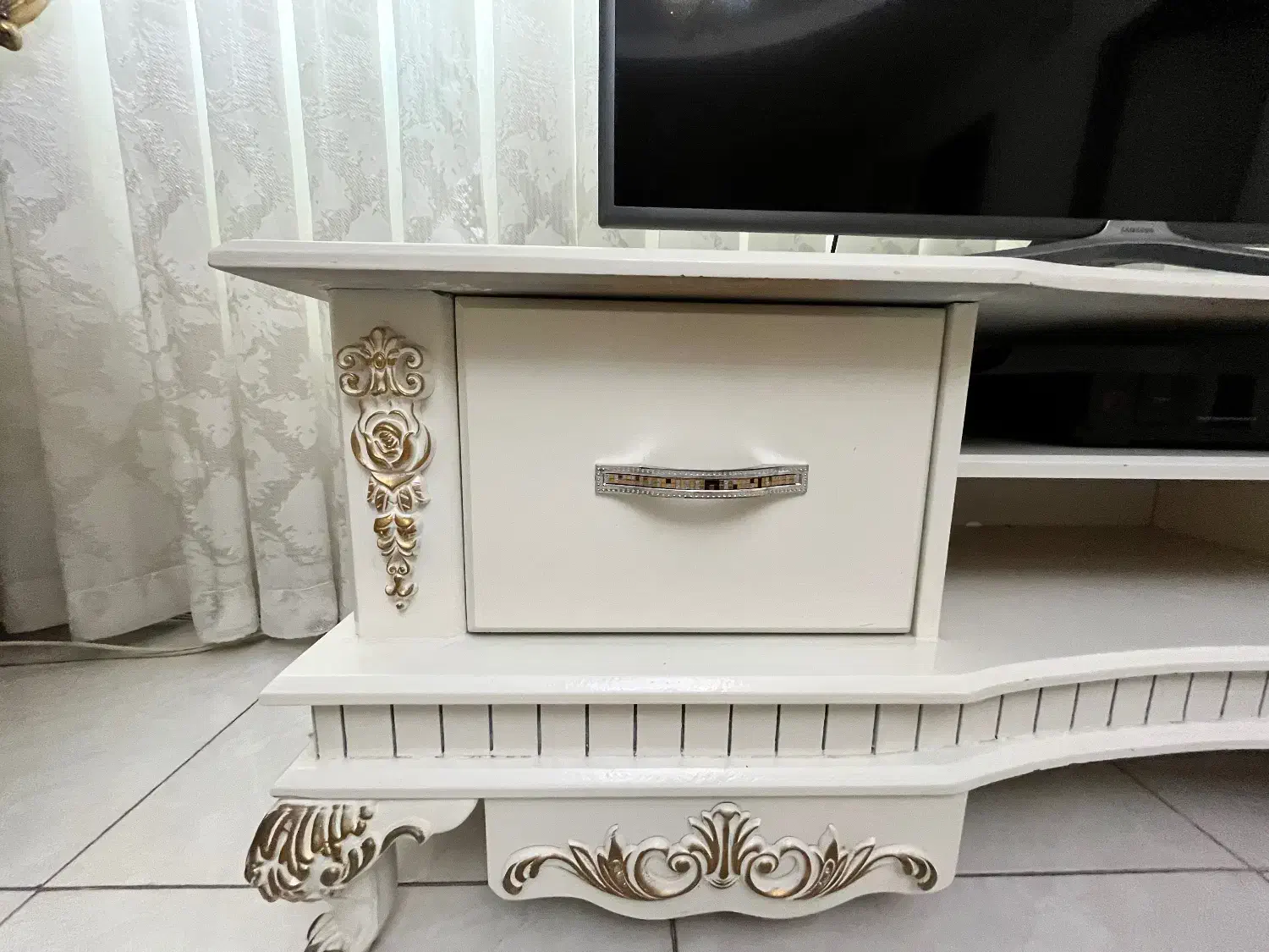 میز تلویزیون سالم سالم|میز تلویزیون|اندیشه, اندیشه فاز ۱|دیوار