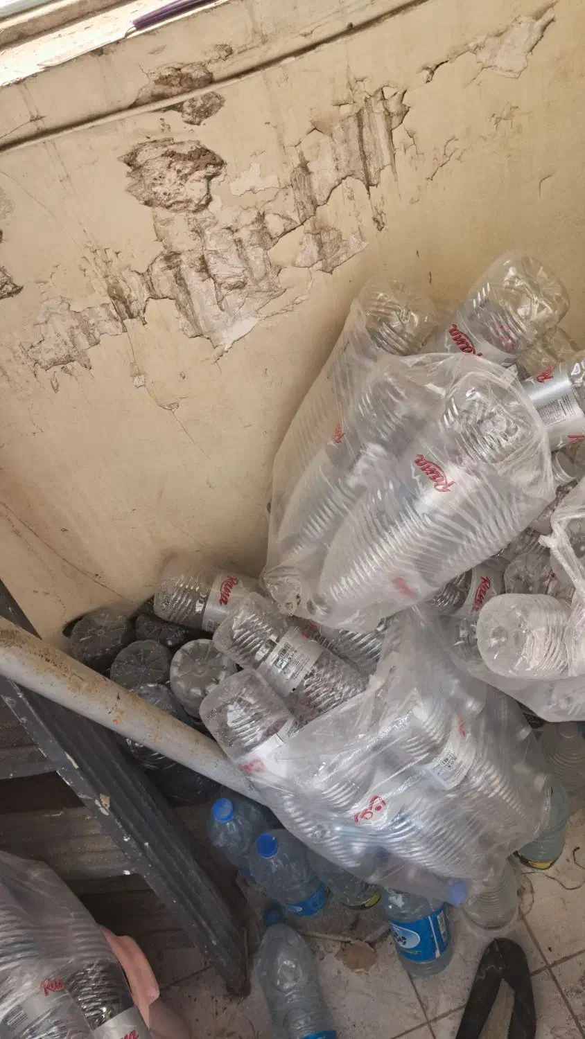 بطری خالی اب معدنی تمیز|ظروف نگهدارنده، پلاستیکی، یکبارمصرف|مشهد, انقلاب|دیوار