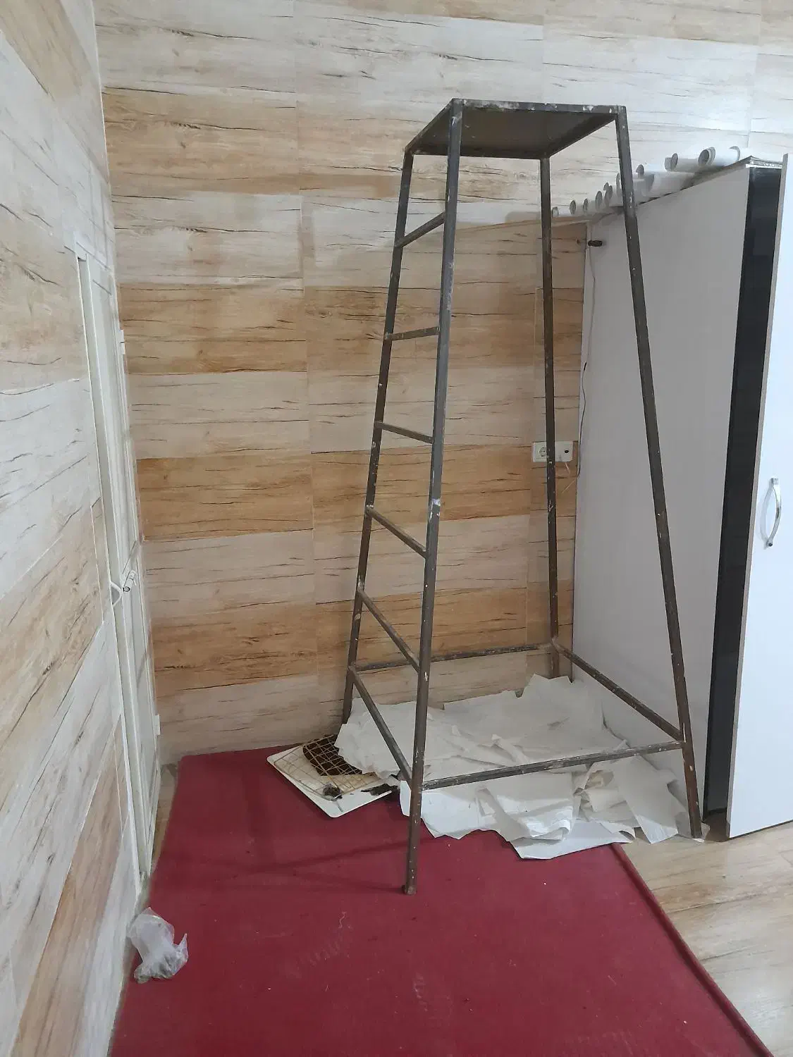 چهار پایه اهنی|صندلی و نیمکت|خرمآباد, |دیوار