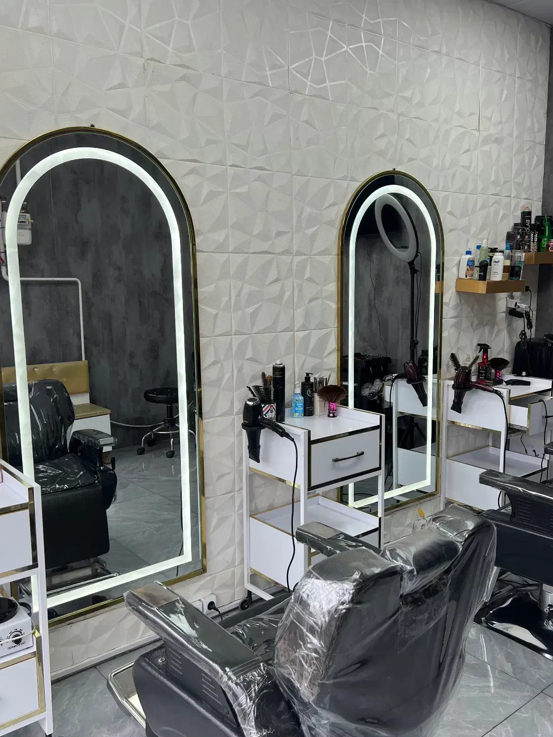 دکور ارایشگاه مردانه|آرایشگاه و سالن‌های زیبایی|رشت, یخسازی|دیوار