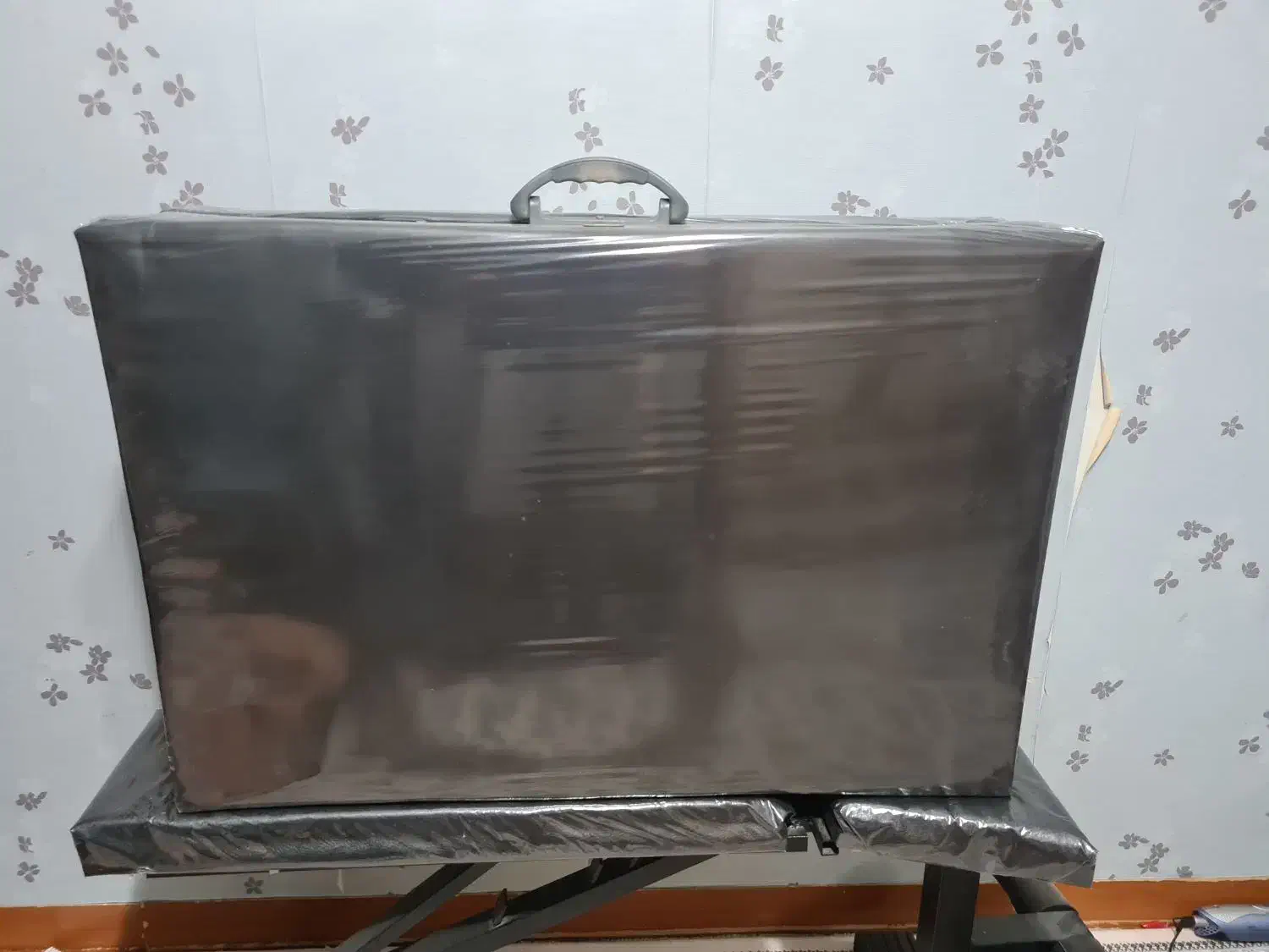 تخت مژه تاشو و صندلی اپن روکش چرم|آرایشگاه و سالنهای زیبایی|شیراز, قدوسی غربی|دیوار