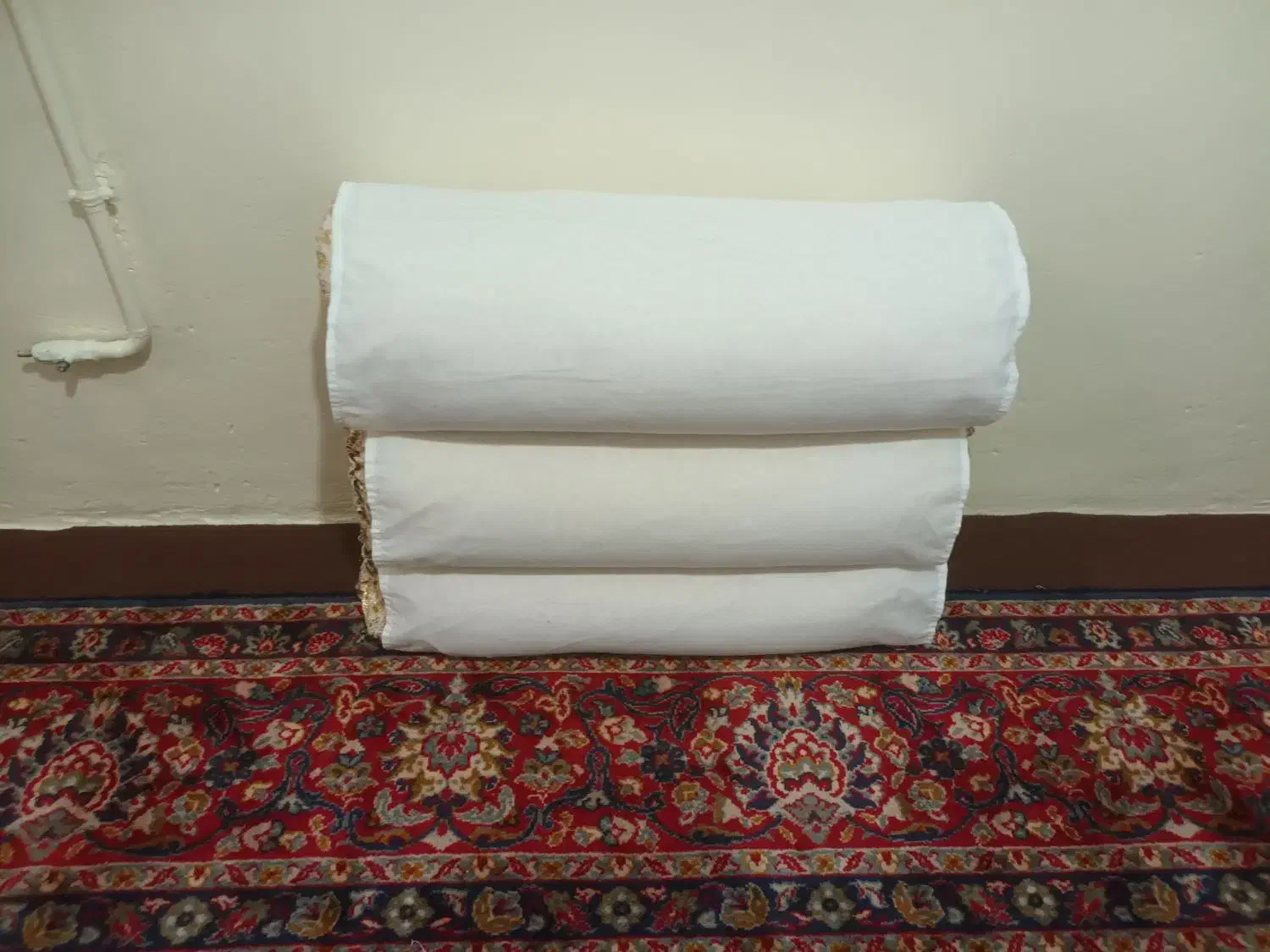 بالشت|رختخواب، بالش، پتو|هرسین, |دیوار