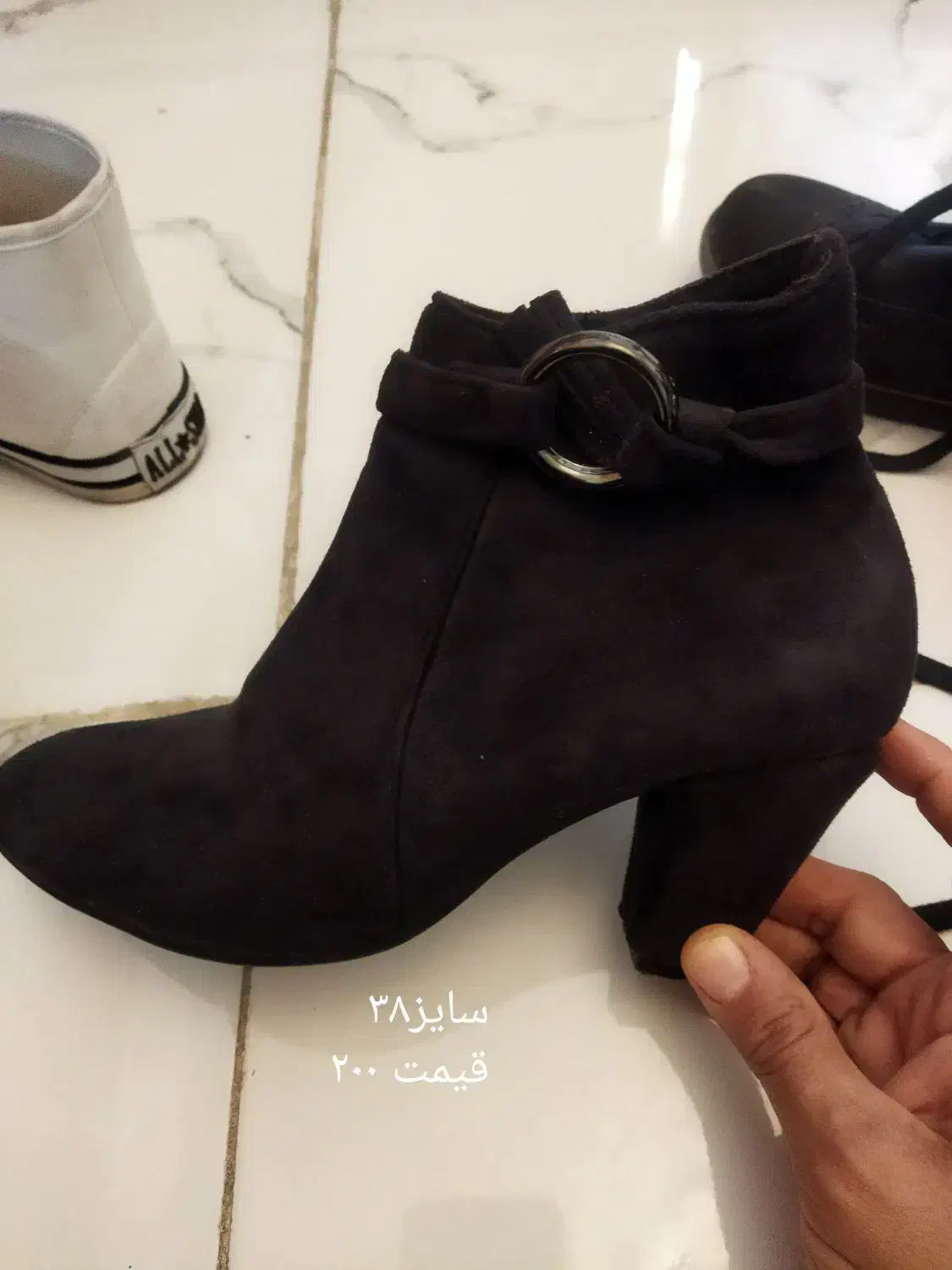 کفش|کیف، کفش، کمربند|بومهن, |دیوار