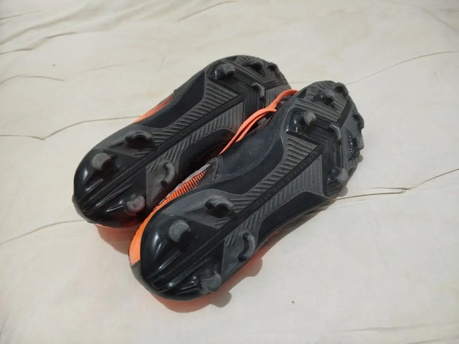 کفش فوتبال چمنی|کیف، کفش، کمربند|بومهن, |دیوار