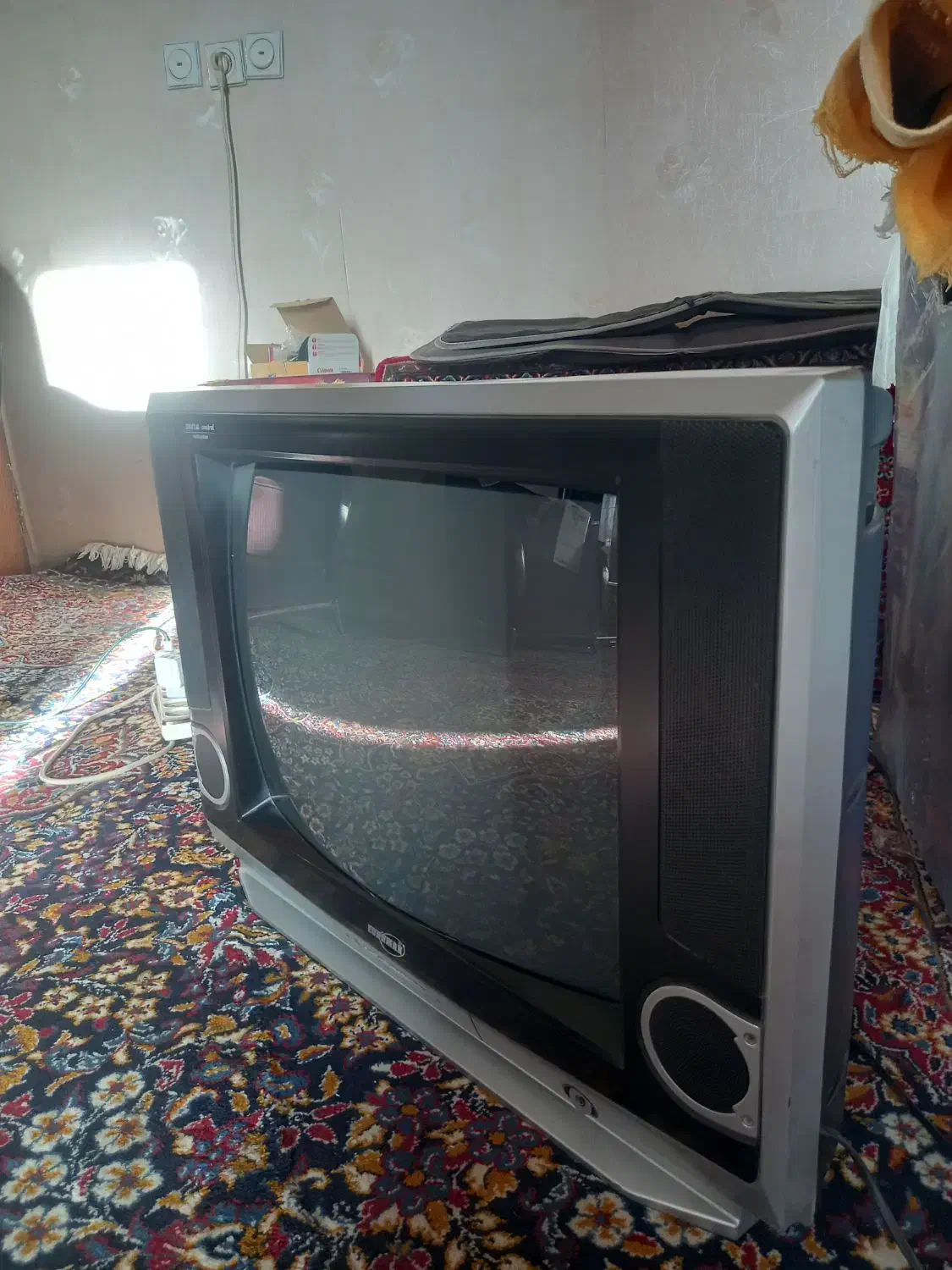 تلویزیون ۲۴ اینچ رنگی|تلویزیون و پروژکتور|کرمان, |دیوار