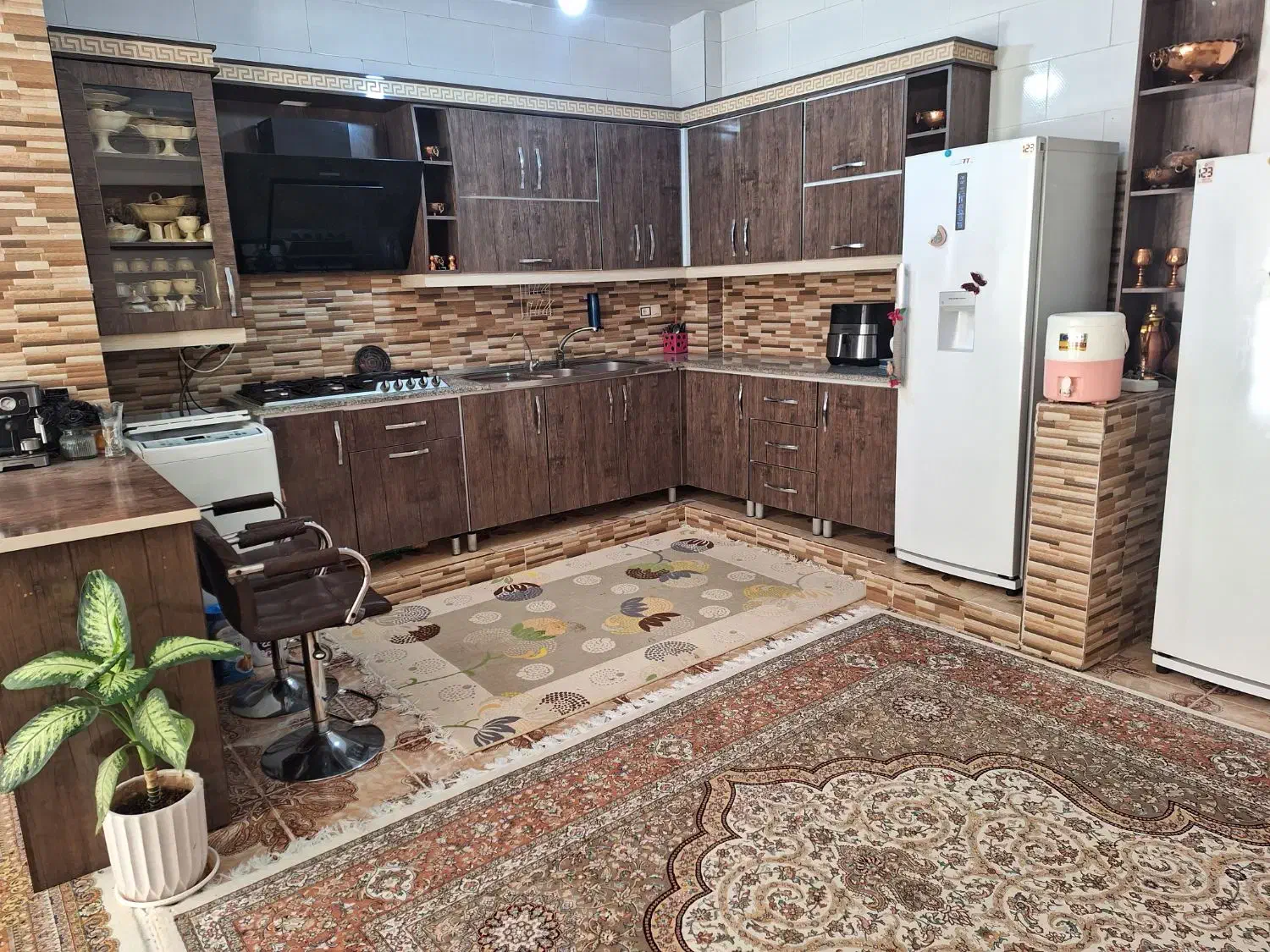 کابینت ام دی اف .مبل ۸ نفره با گل میز.در ۵ لنگه|مبلمان خانگی و میز عسلی|مرودشت, فاز دوم شهرک فرهنگیان|دیوار