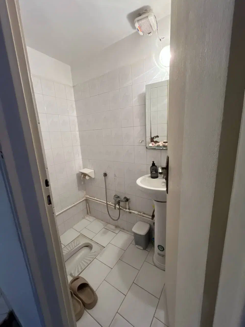 50 متر 3 طبقه تک واحدی طبقه همکف حیاط دار