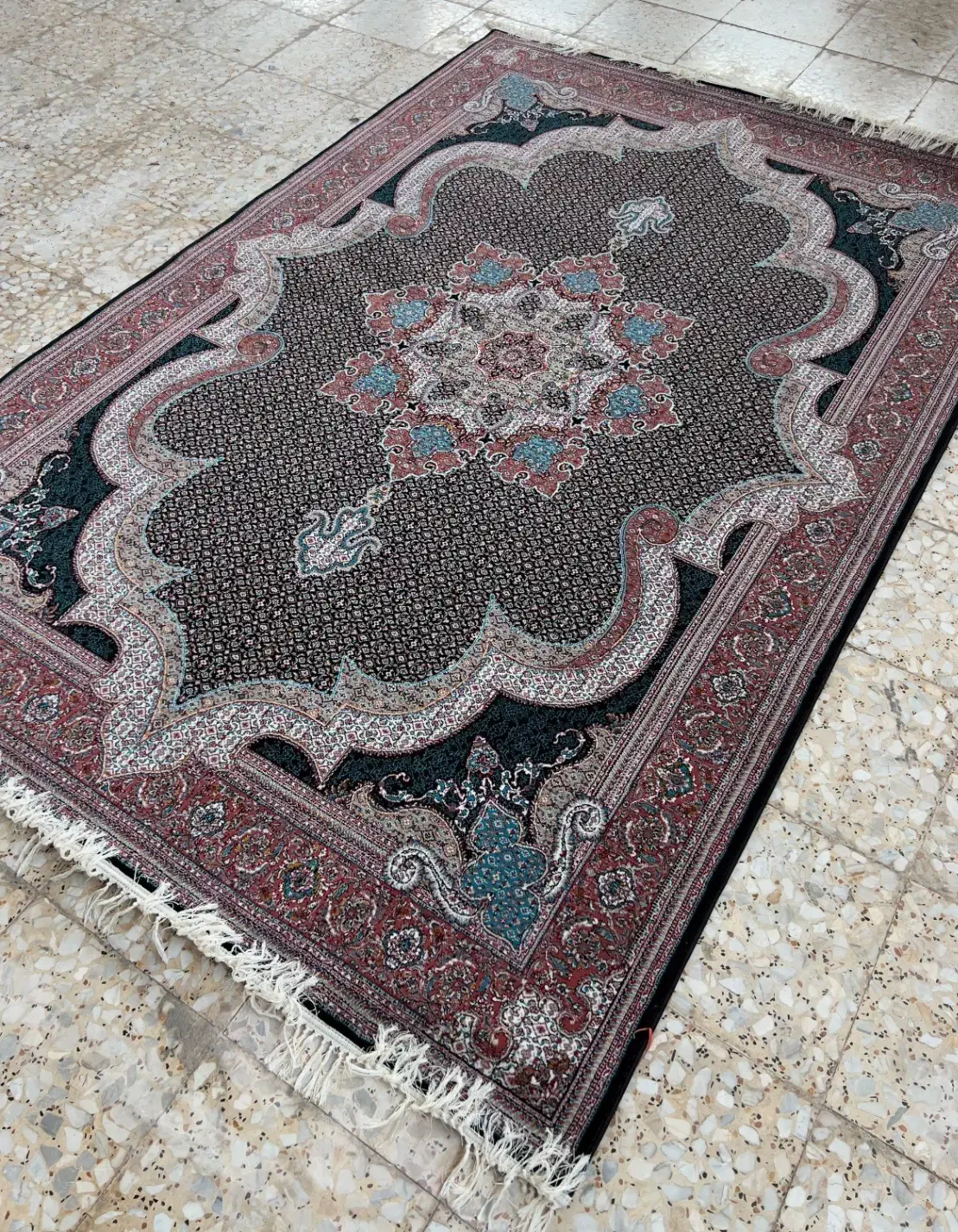 فرش ۷۰۰شانه ریزماهی|فرش|خوی, |دیوار