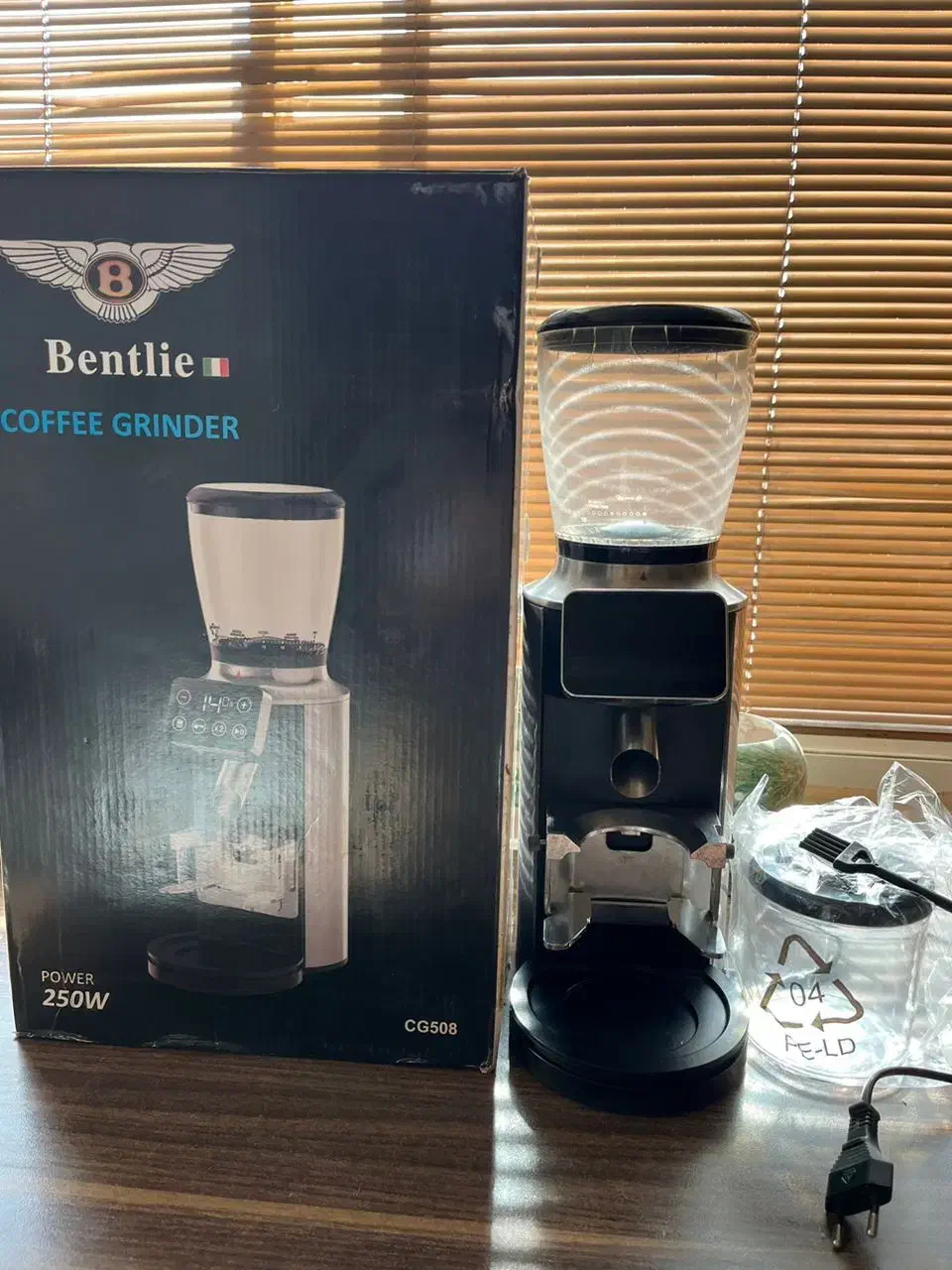 قهوه ساز نوا به همراه اسیاب ومیز صندلی درحدنو9نو9|سماور، چای‌ساز، قهوه‌ساز|رشت, باهنر|دیوار