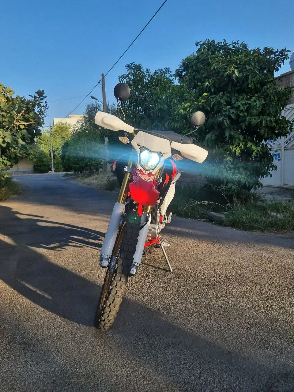 تریل برمودا ۲۵۰ نیوفیس|موتورسیکلت|هشتگرد, فاز ۱ مهستان|دیوار