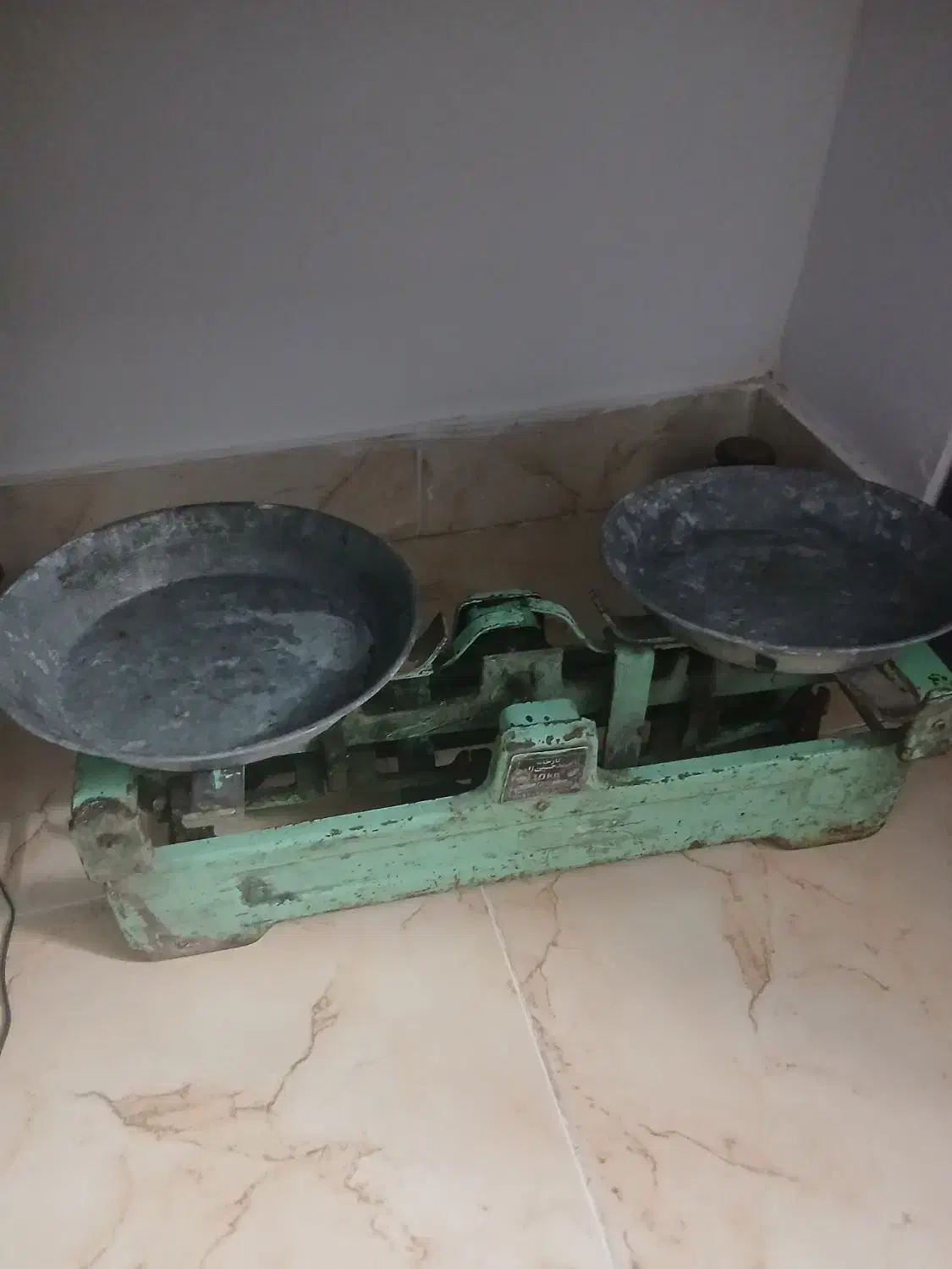 ترازوی کفه ای ۱۰کیلویی|کلکسیون اشیاء عتیقه|سمنان, |دیوار