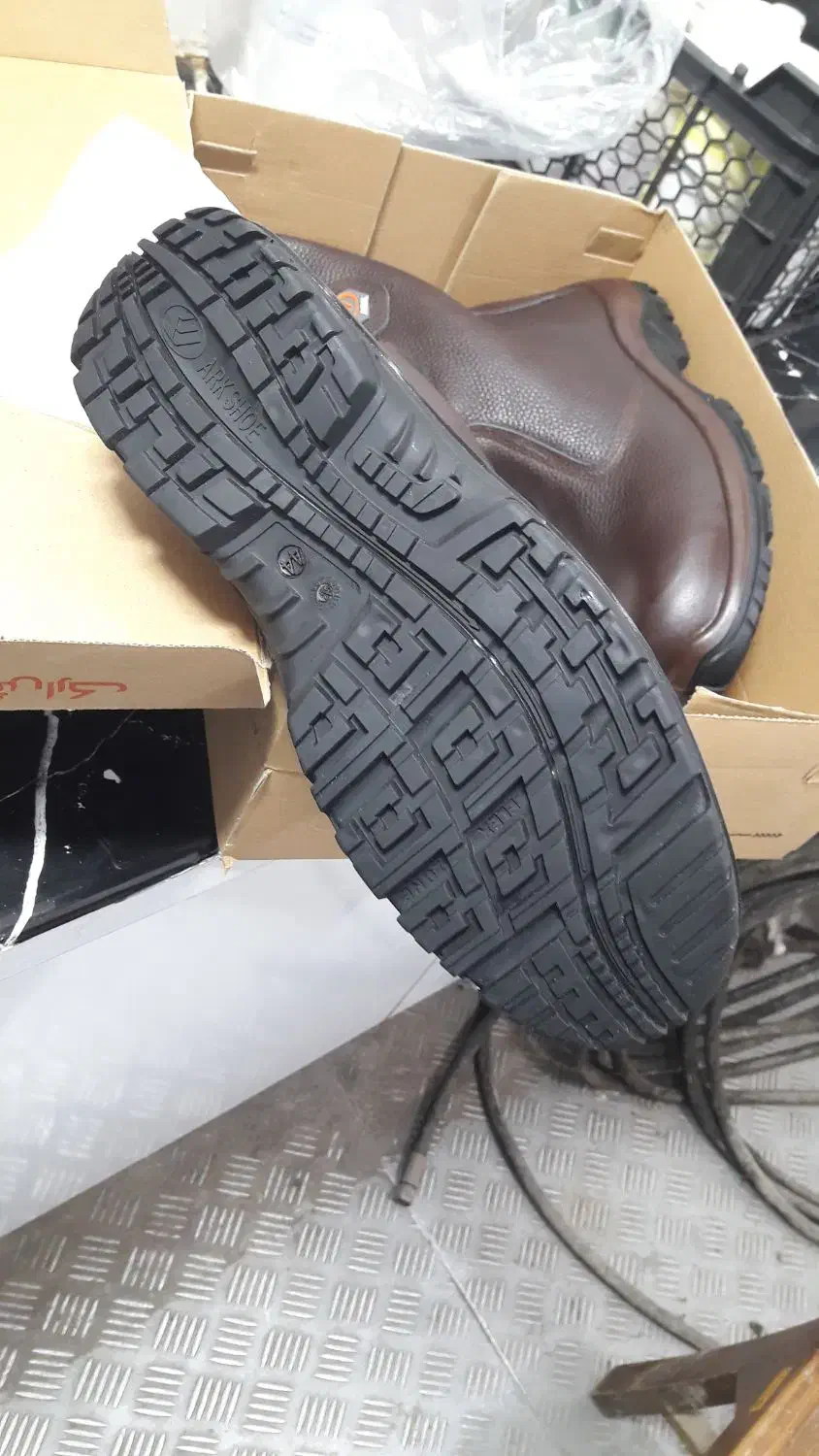 کفش ساق ارگ|کیف، کفش، کمربند|اصفهان, فرودگاه شهید بهشتی|دیوار