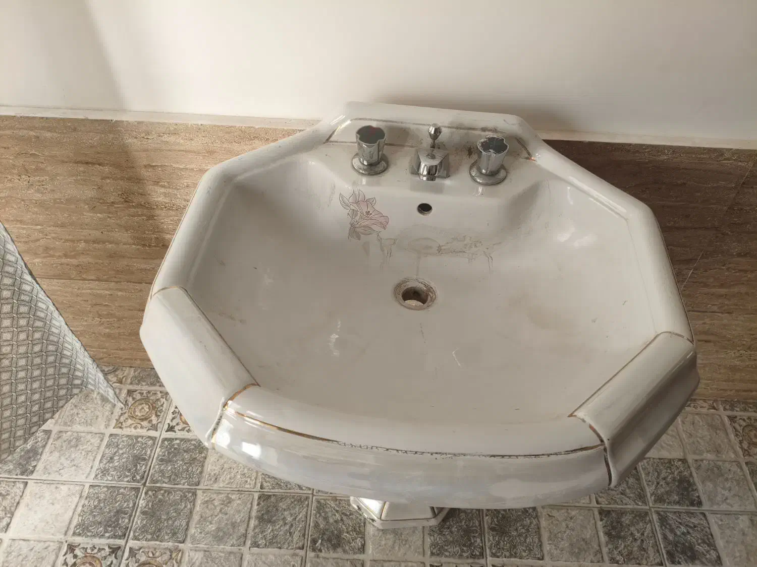 روشویی با شیر|لوازم سرویس بهداشتی|کاشان, کارگر|دیوار