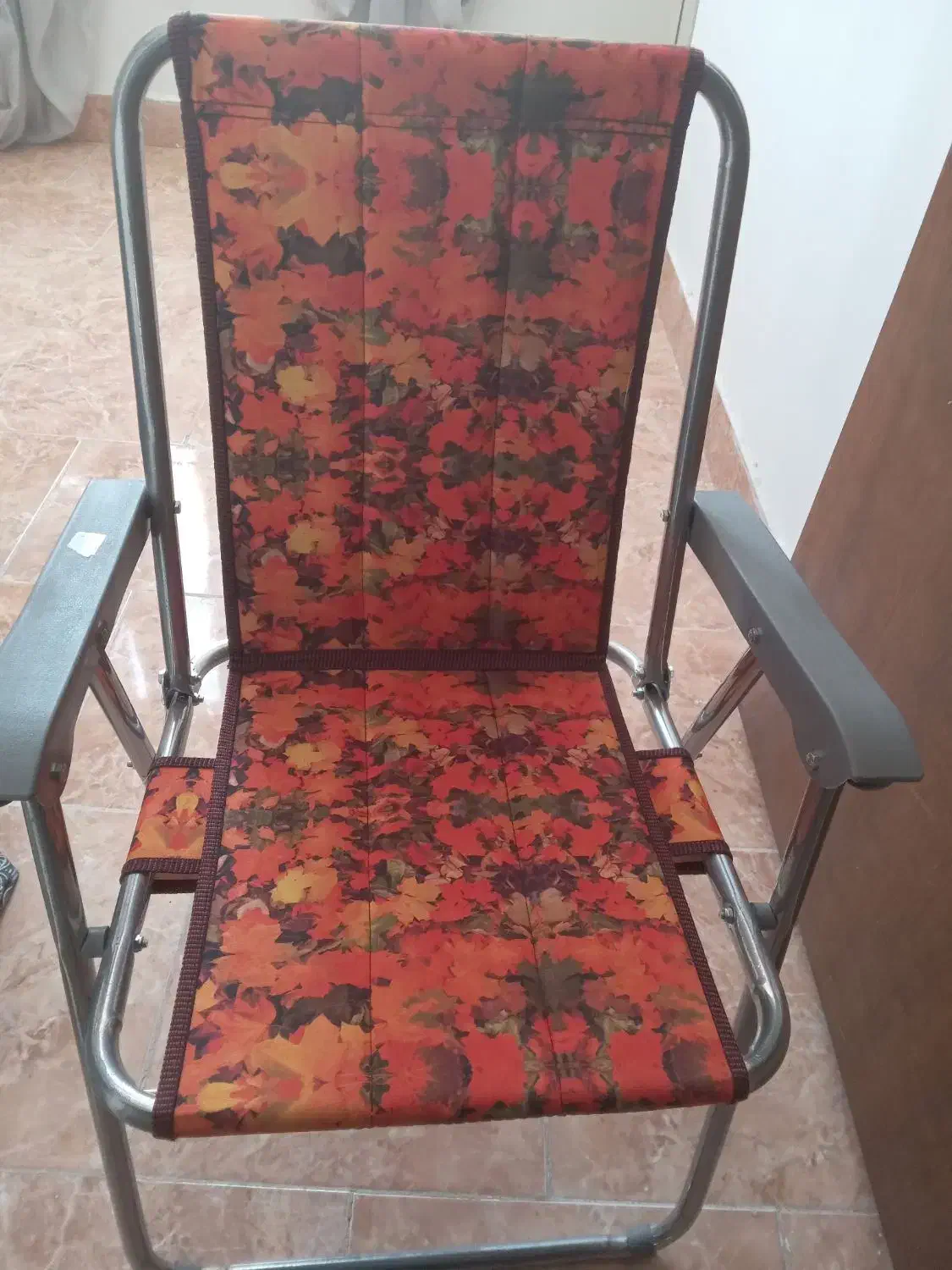 صندلی مسافرتی|صندلی و نیمکت|قدس, شهر‌قدس|دیوار