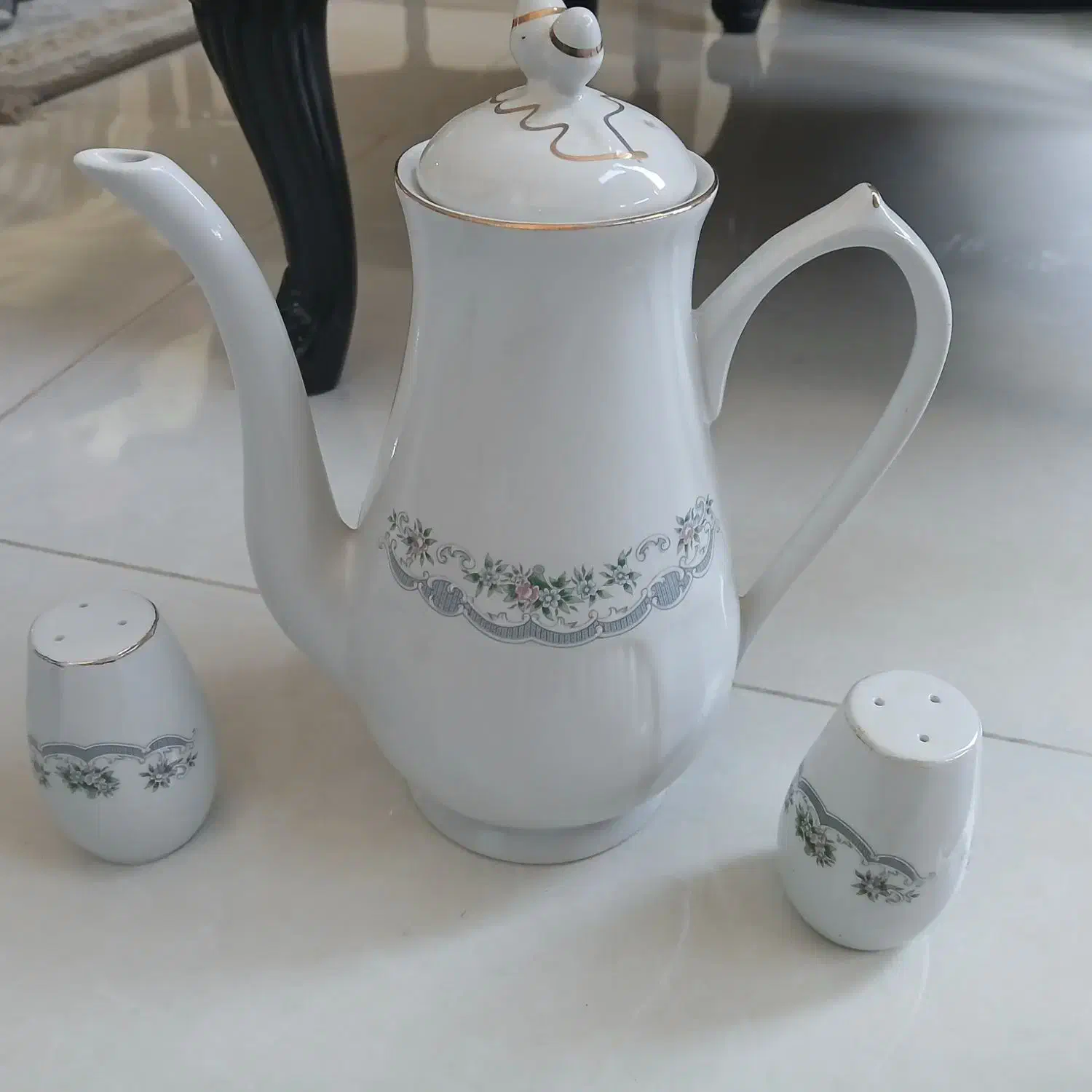 قوری بلند قدیمی با دو عدد نمکدان محدوده رودکی|قوری، کتری، قهوهساز دستی|ارومیه, |دیوار