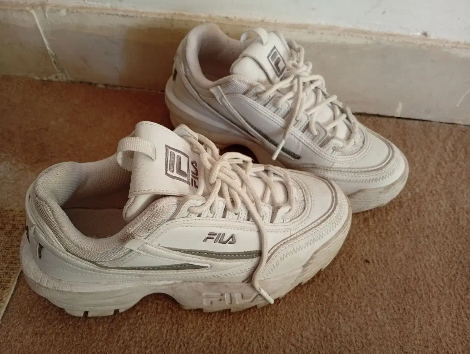 چند جفت کفش|کیف، کفش، کمربند|ایلام, |دیوار