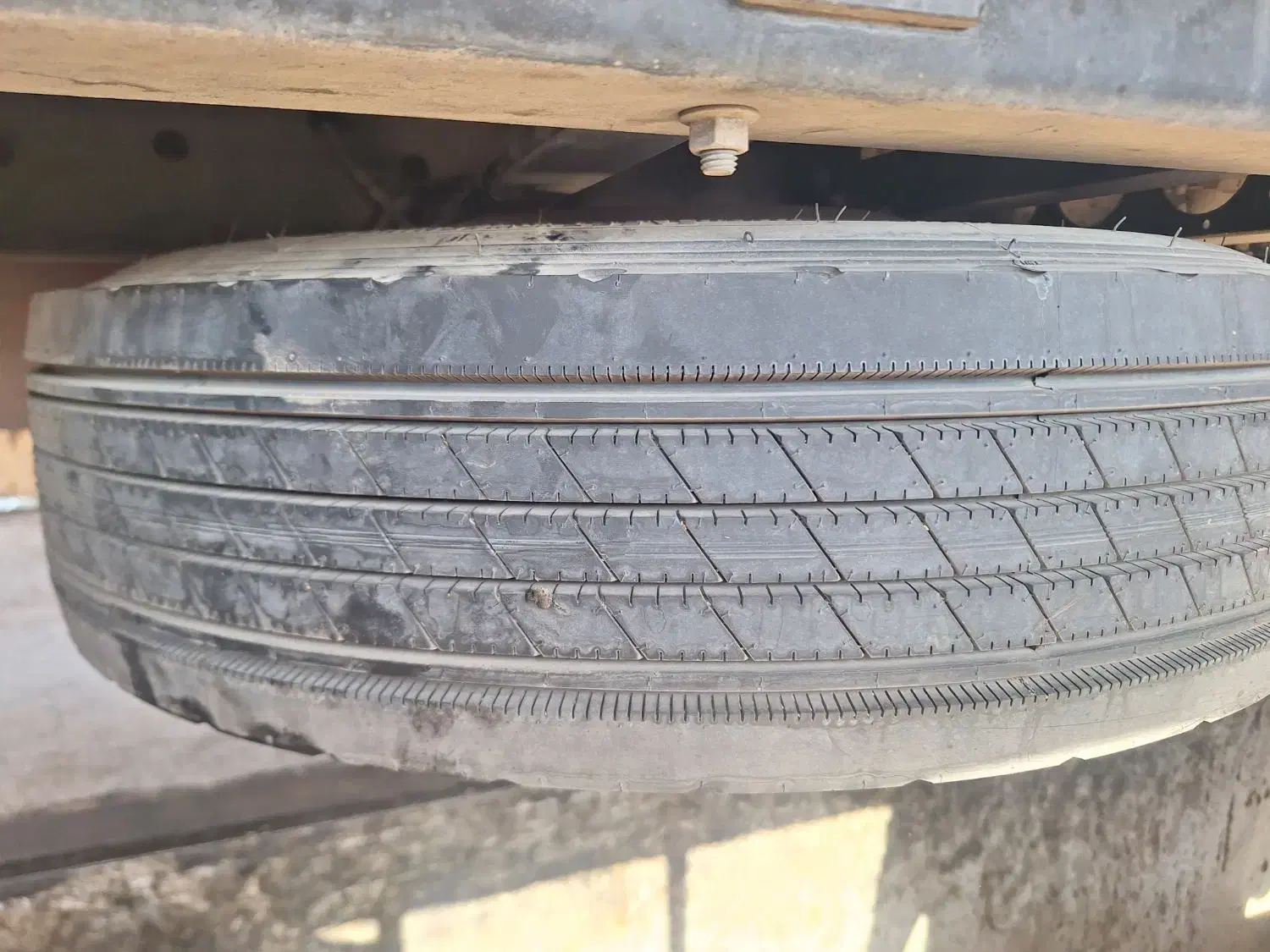 لاستیک خاور و نیسان ۲۱۵ ونلی|قطعات یدکی و لوازم جانبی|قم, سنگ بند|دیوار