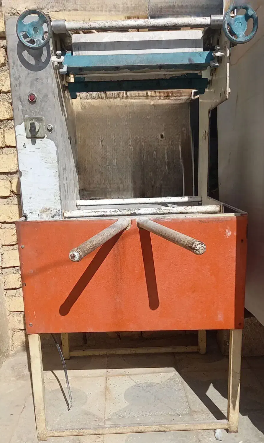 خمیرگیر.خمیرپهن کن|ماشینآلات صنعتی|شیراز, بید زرد|دیوار